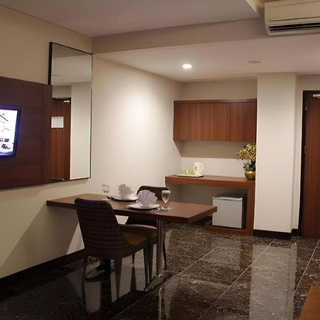 Atrium Premiere Cilacap Extérieur photo