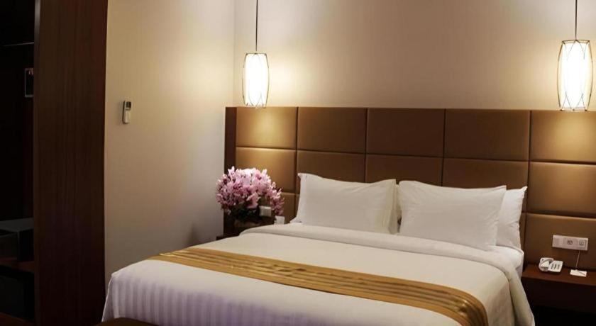 Atrium Premiere Cilacap Extérieur photo