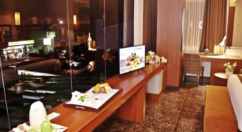 Atrium Premiere Cilacap Extérieur photo