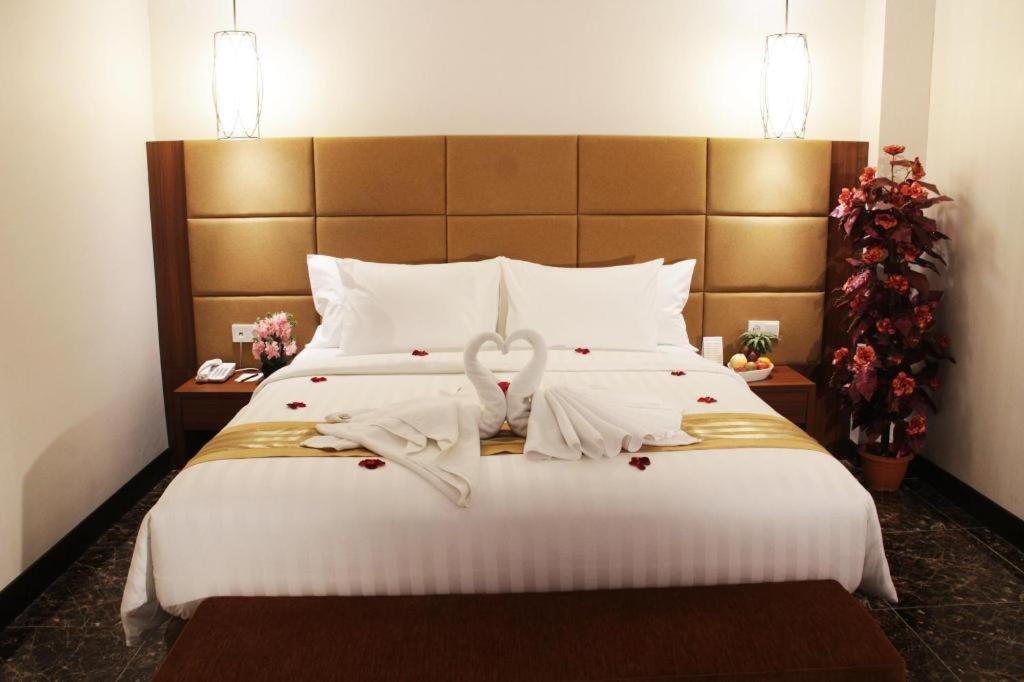 Atrium Premiere Cilacap Extérieur photo