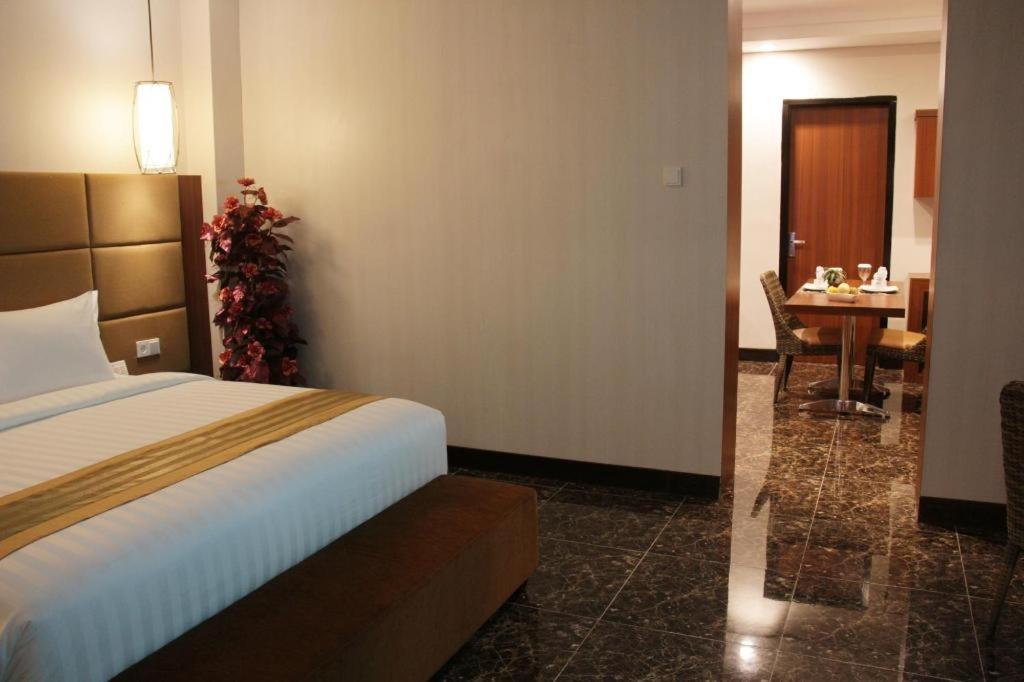 Atrium Premiere Cilacap Extérieur photo