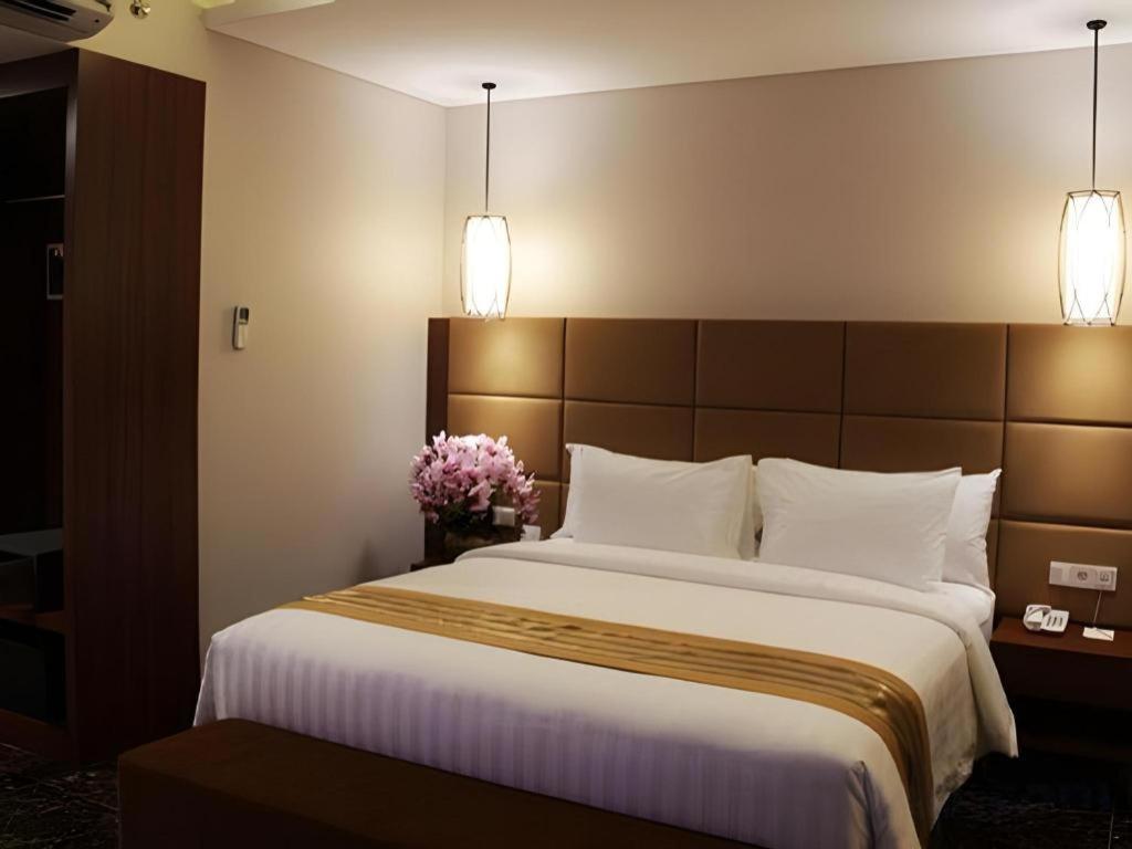 Atrium Premiere Cilacap Extérieur photo