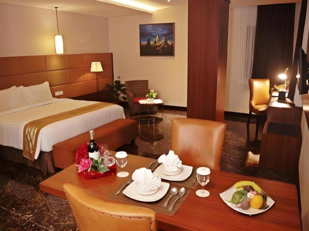 Atrium Premiere Cilacap Extérieur photo