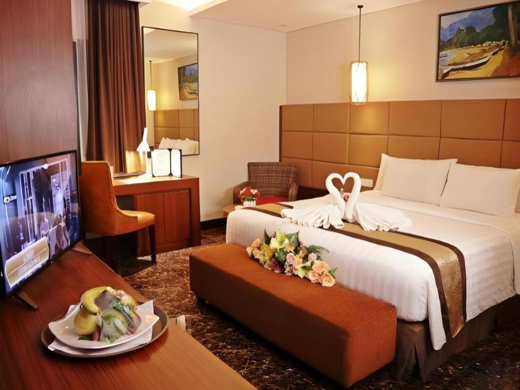 Atrium Premiere Cilacap Extérieur photo