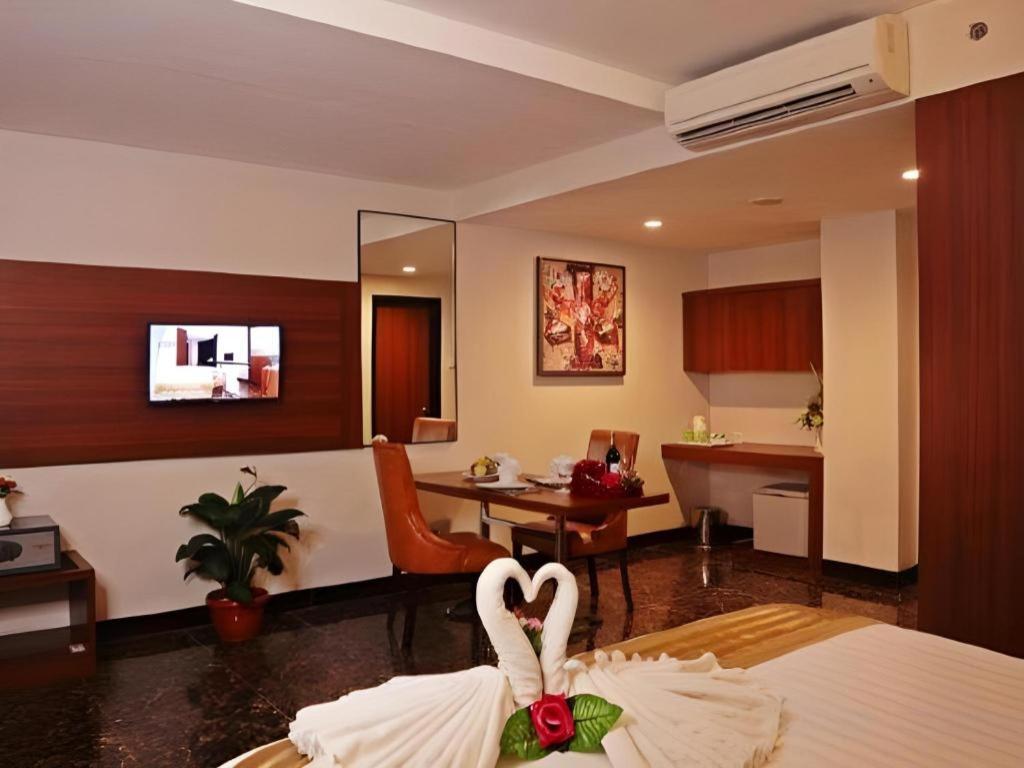 Atrium Premiere Cilacap Extérieur photo