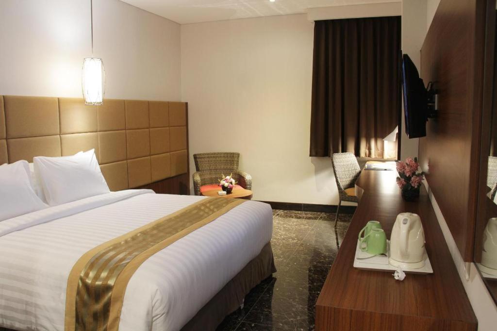 Atrium Premiere Cilacap Extérieur photo