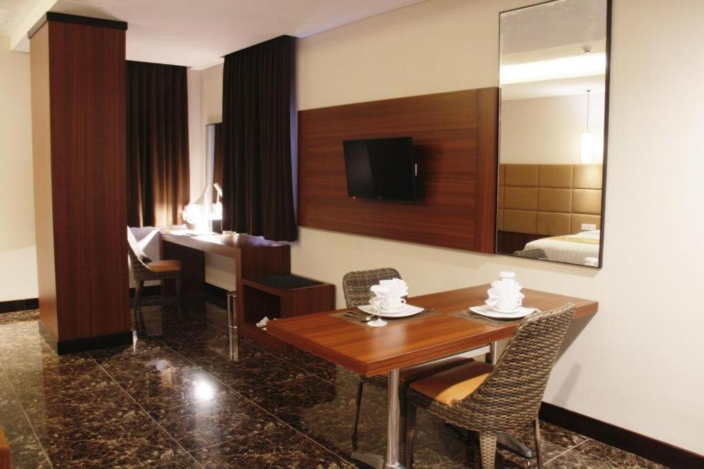 Atrium Premiere Cilacap Extérieur photo