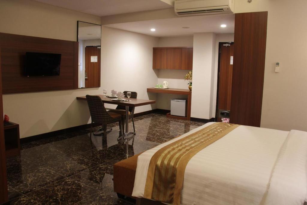 Atrium Premiere Cilacap Extérieur photo