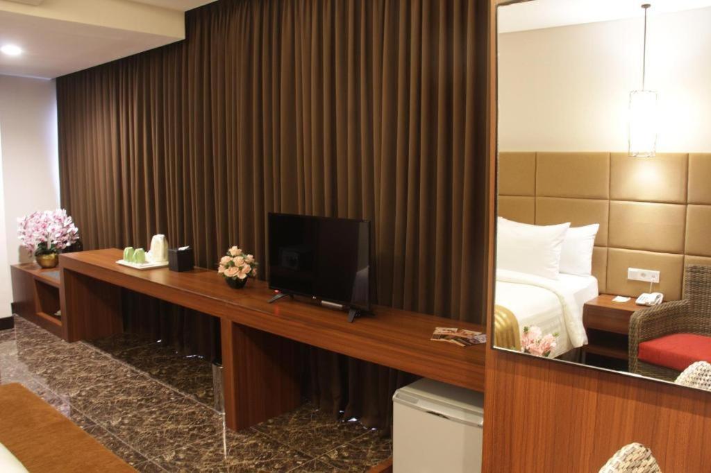 Atrium Premiere Cilacap Extérieur photo