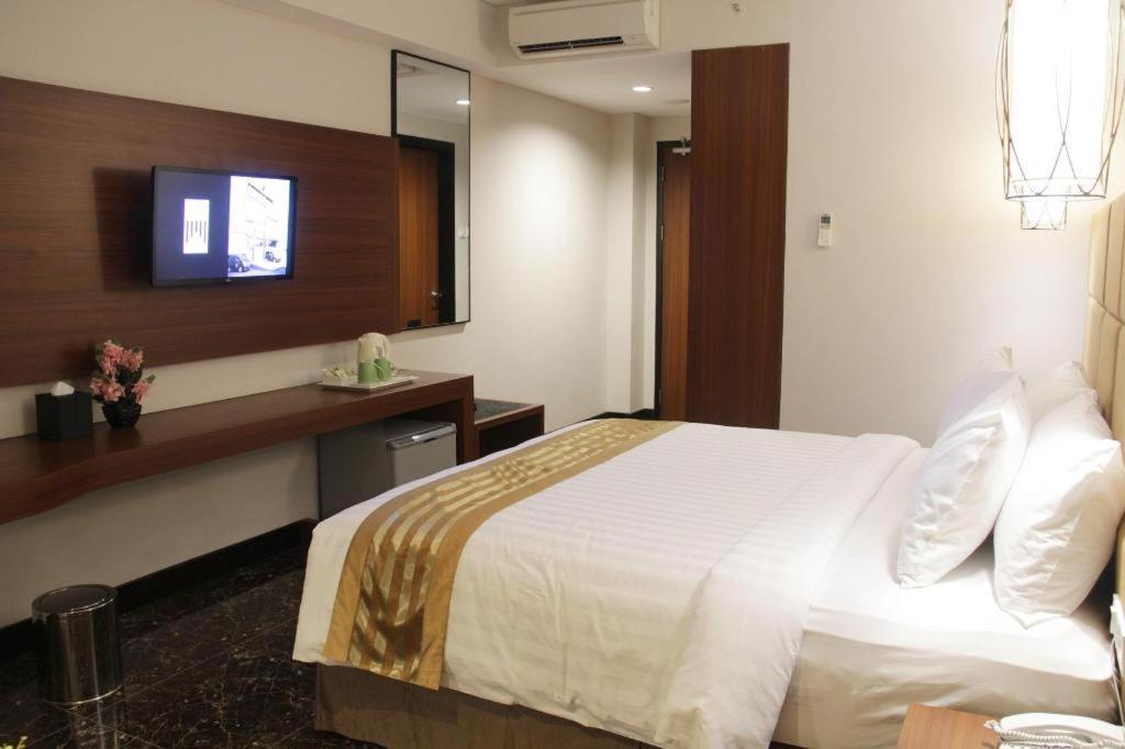 Atrium Premiere Cilacap Extérieur photo
