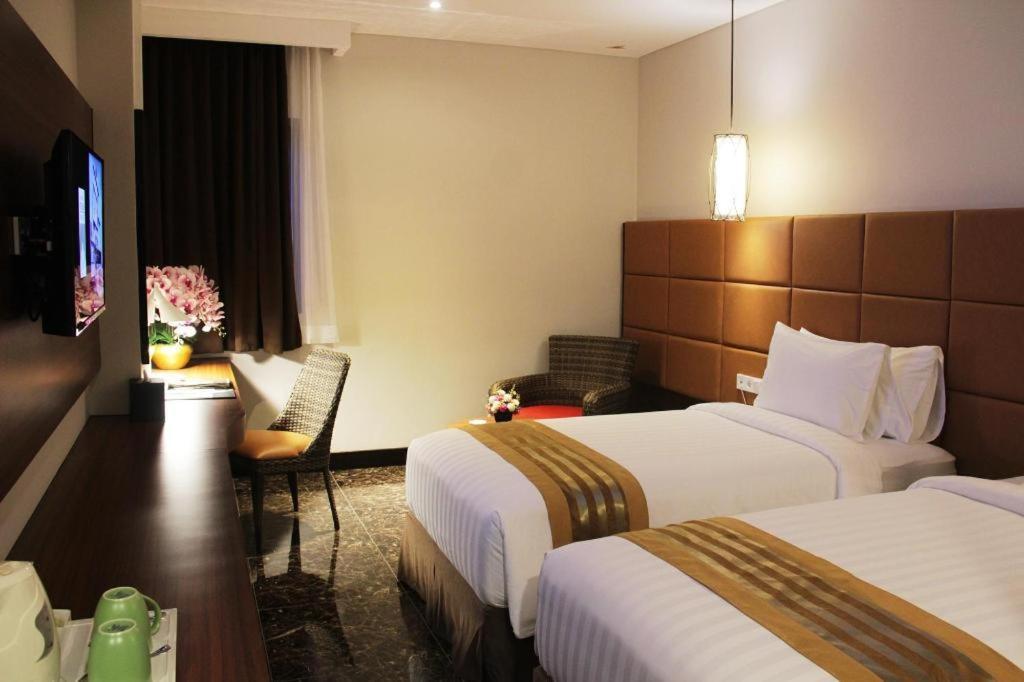 Atrium Premiere Cilacap Extérieur photo