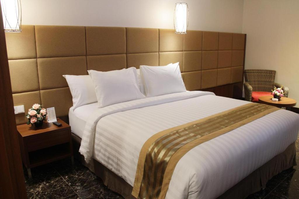 Atrium Premiere Cilacap Extérieur photo