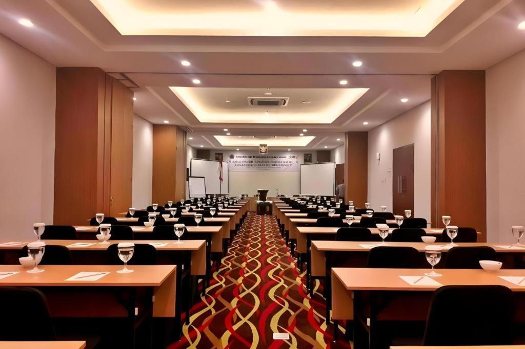 Atrium Premiere Cilacap Extérieur photo