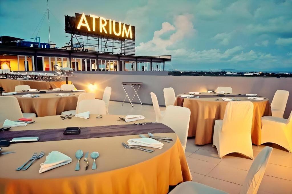 Atrium Premiere Cilacap Extérieur photo