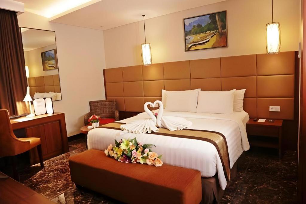 Atrium Premiere Cilacap Extérieur photo