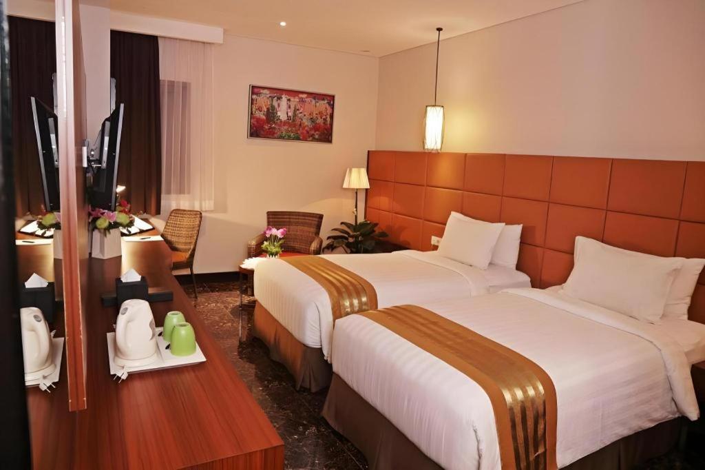Atrium Premiere Cilacap Extérieur photo