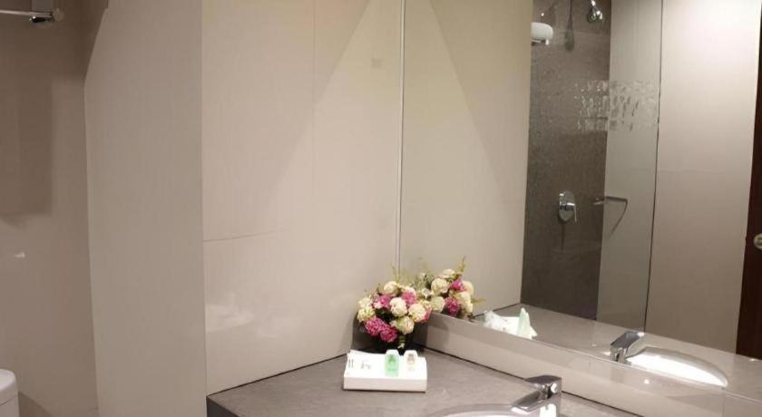 Atrium Premiere Cilacap Extérieur photo