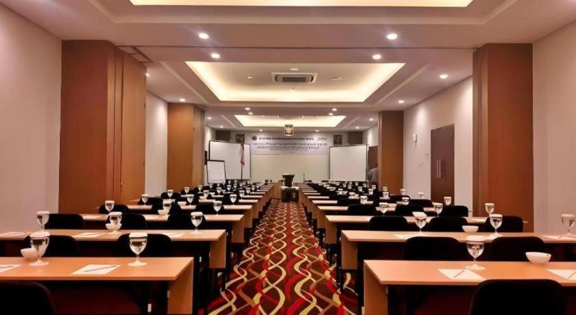 Atrium Premiere Cilacap Extérieur photo