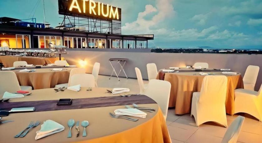 Atrium Premiere Cilacap Extérieur photo