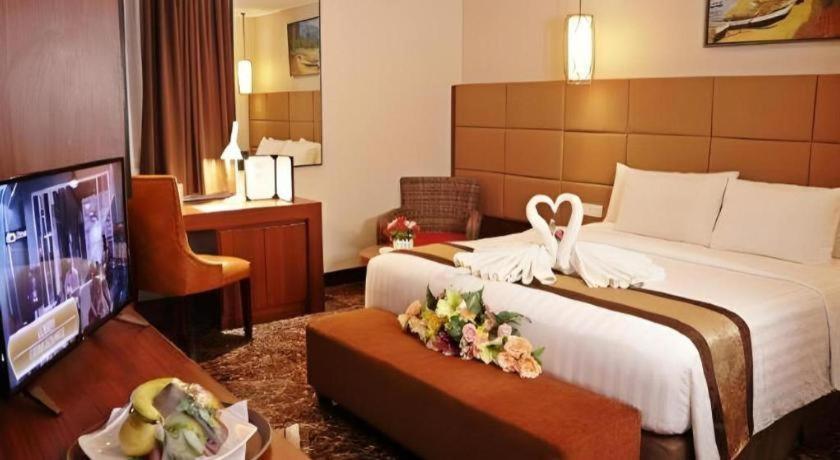 Atrium Premiere Cilacap Extérieur photo