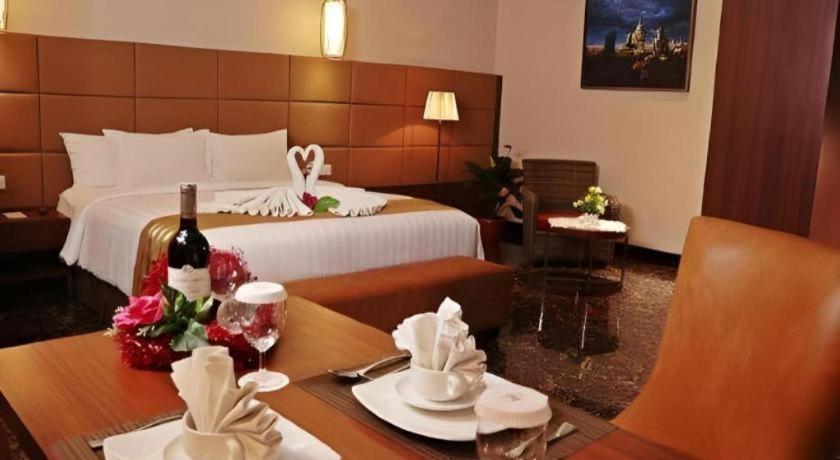 Atrium Premiere Cilacap Extérieur photo