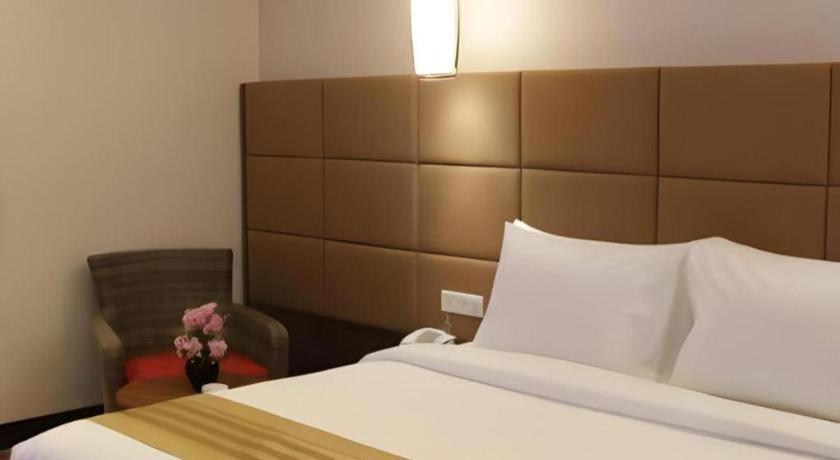 Atrium Premiere Cilacap Extérieur photo