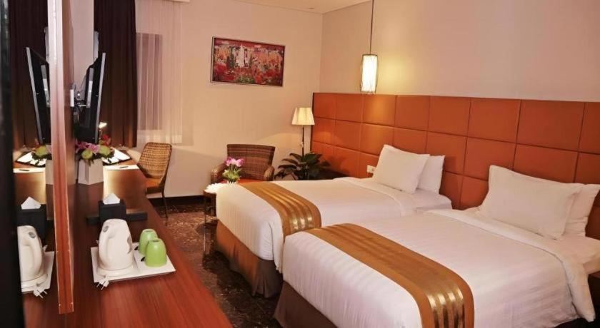 Atrium Premiere Cilacap Extérieur photo