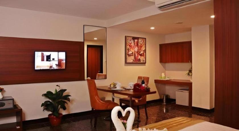 Atrium Premiere Cilacap Extérieur photo