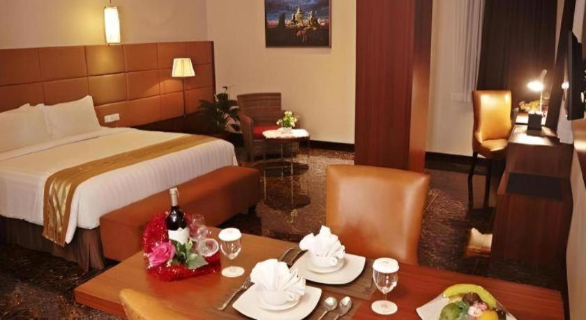 Atrium Premiere Cilacap Extérieur photo