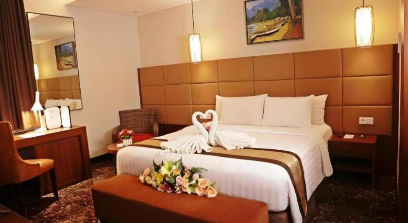 Atrium Premiere Cilacap Extérieur photo