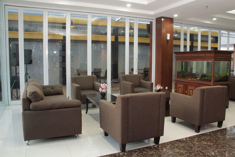 Atrium Premiere Cilacap Extérieur photo