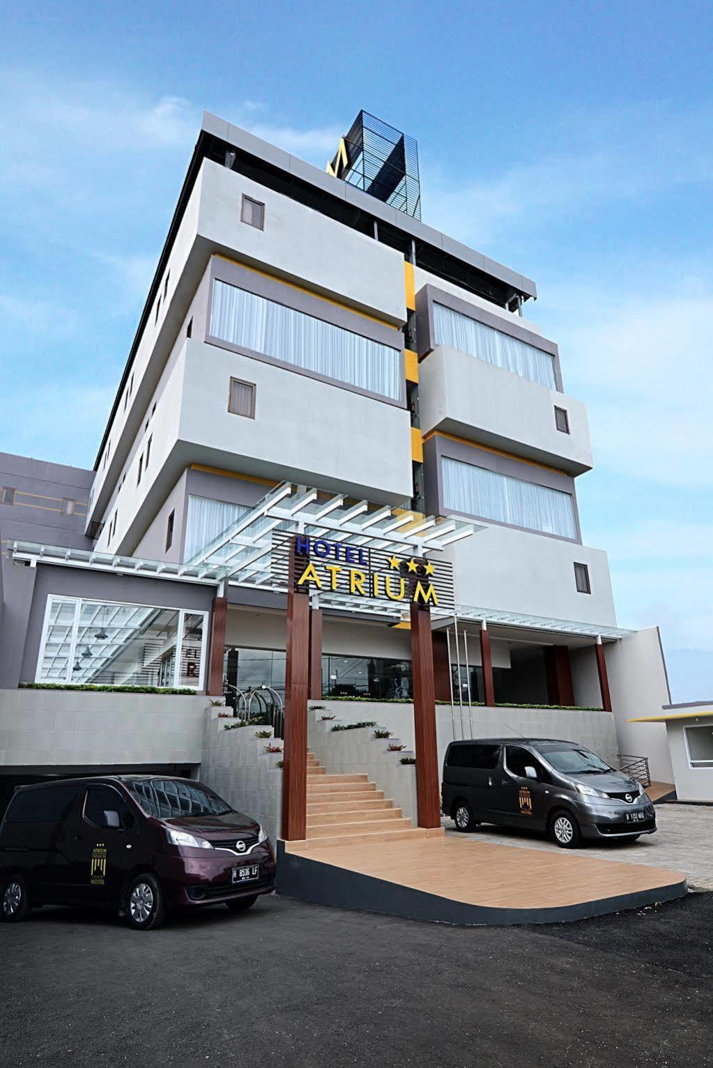 Atrium Premiere Cilacap Extérieur photo