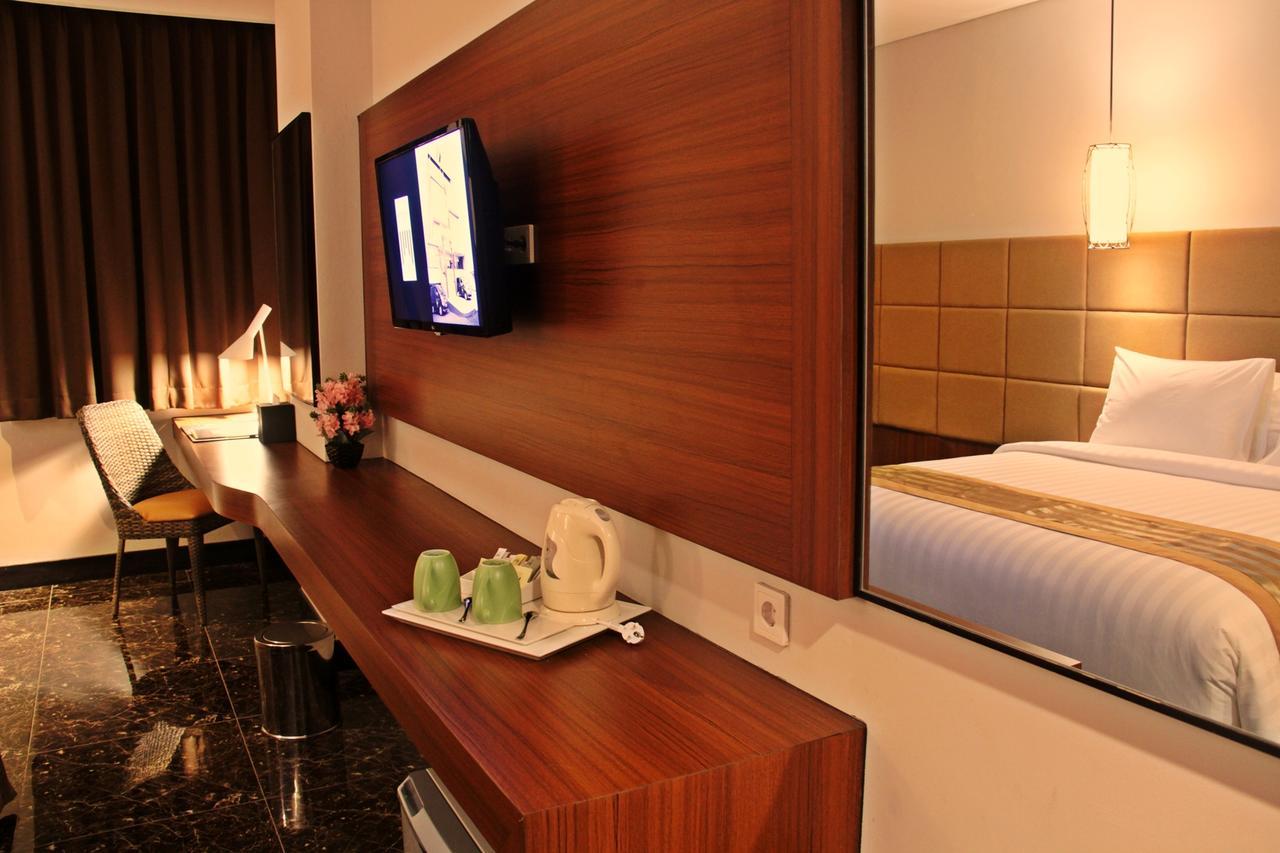 Atrium Premiere Cilacap Extérieur photo