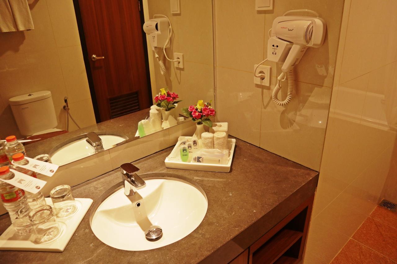 Atrium Premiere Cilacap Extérieur photo