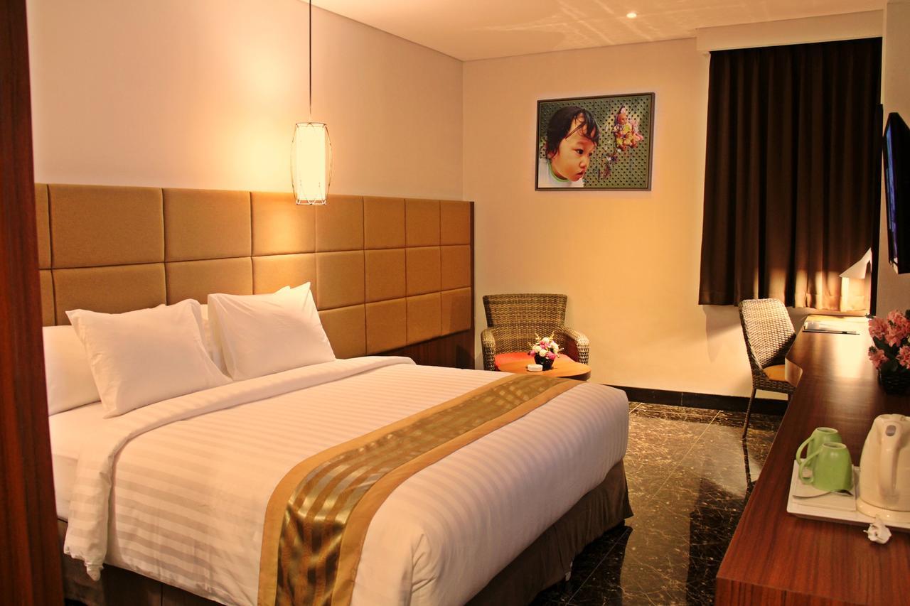 Atrium Premiere Cilacap Extérieur photo