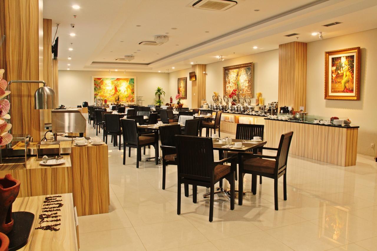 Atrium Premiere Cilacap Extérieur photo