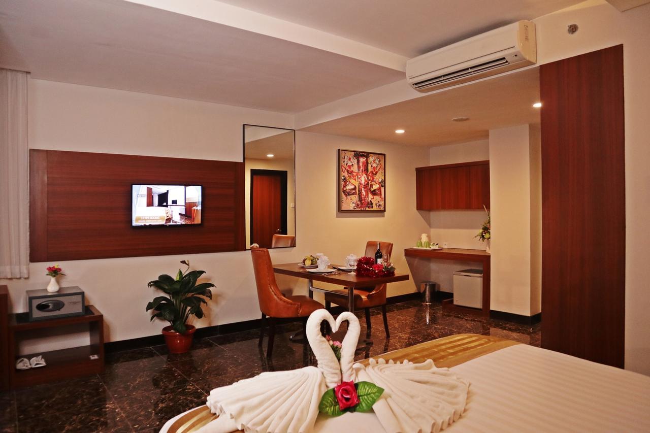 Atrium Premiere Cilacap Extérieur photo