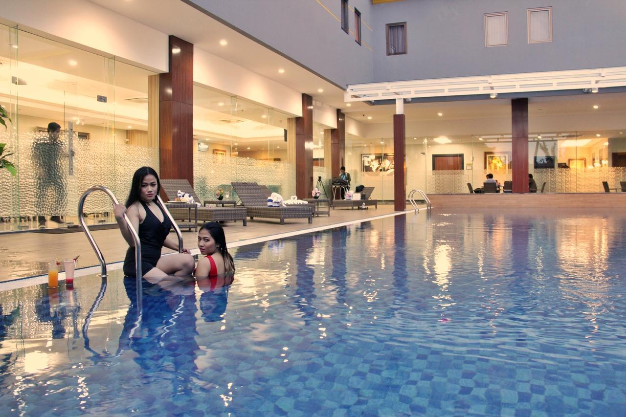 Atrium Premiere Cilacap Extérieur photo