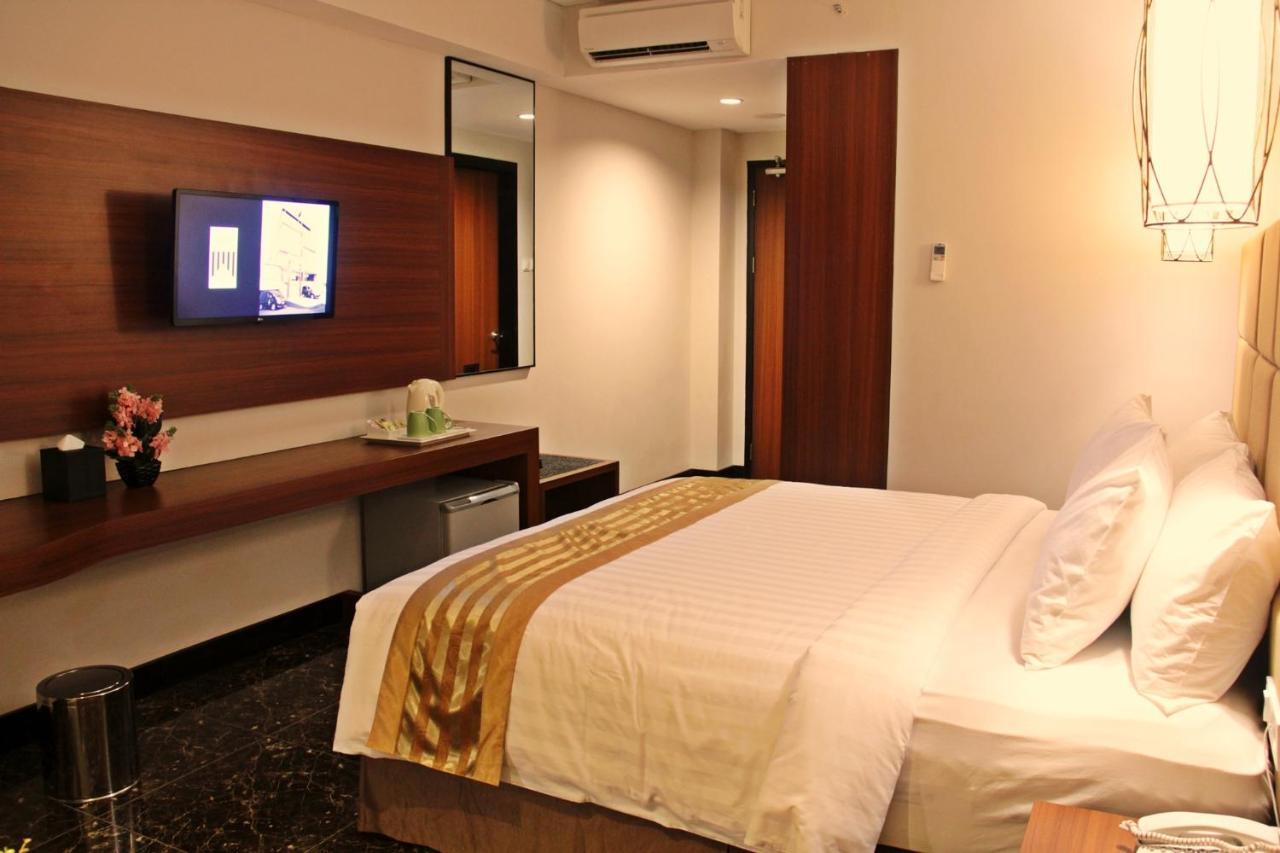 Atrium Premiere Cilacap Extérieur photo